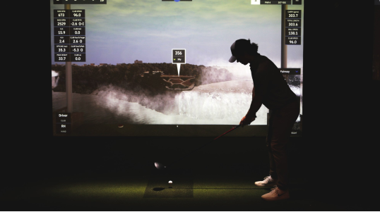 Découvrez une expérience exceptionnelle de golf en intérieur à Saint-Jérôme et Lachute, au cœur des Laurentides, avec Saison Golf, votre destination de choix pour un simulateur de golf