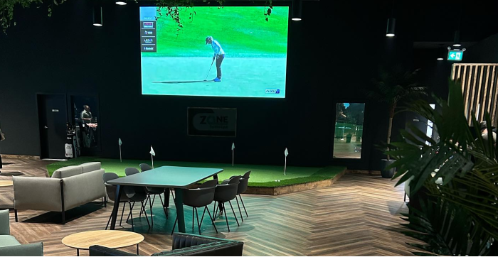 Découvrez une expérience exceptionnelle de golf en intérieur à Saint-Jérôme, au cœur des Laurentides, avec Saison Golf, votre destination de choix pour un simulateur de golf de première classe.